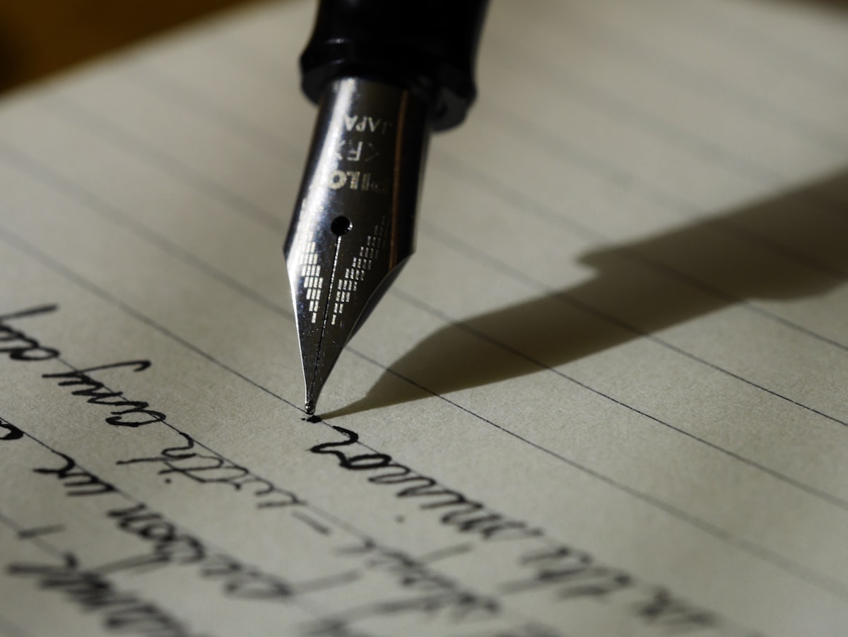 Caderno e caneta numa mesa