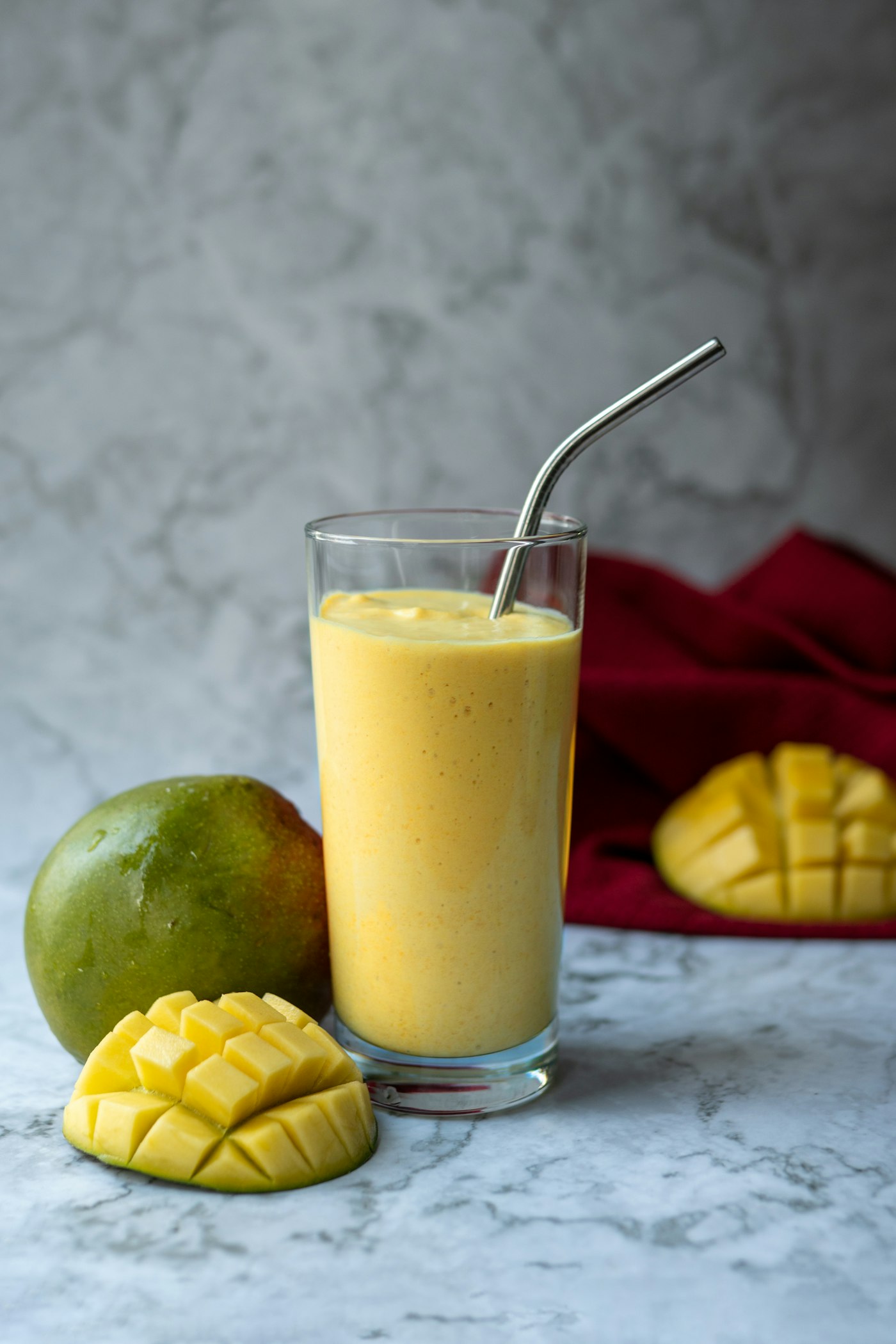 Smoothie verde com ingredientes frescos